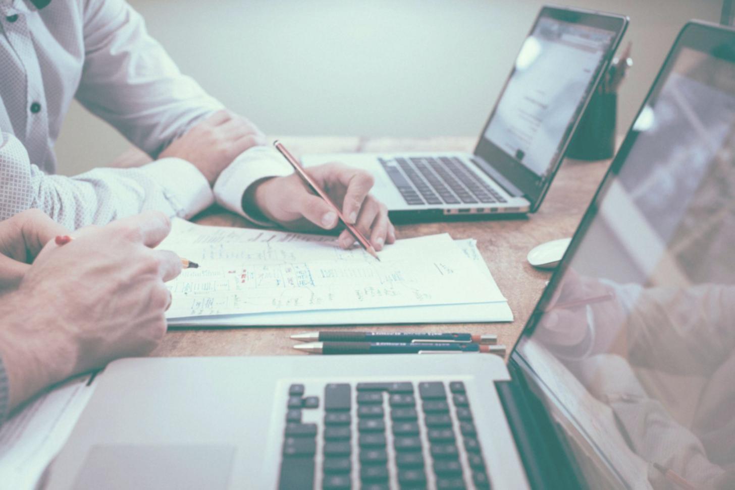 International students working together on mobile SEO projects at FluxIsIgnita campus in Chanthaburi